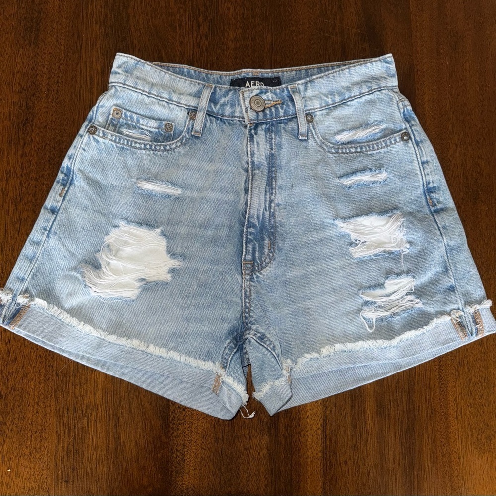 Aeropostale High Rise Curvy Mom Shorts Jeans Light Wash Denim Size 2 Distressed